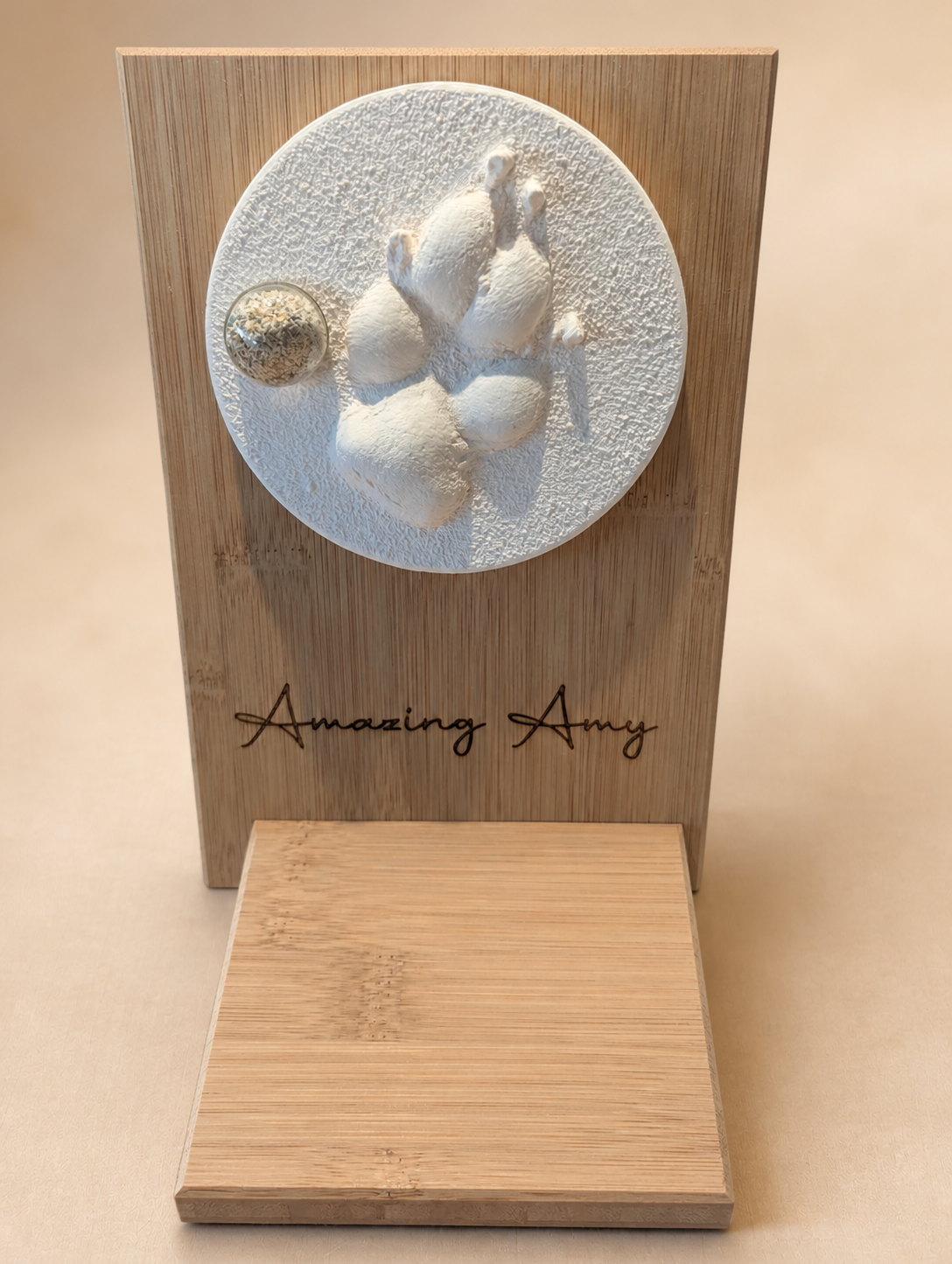 Amys Gedenktafel aus Bambus mit ihrem Pfotenabdruck und der Gravur Amazing Amy